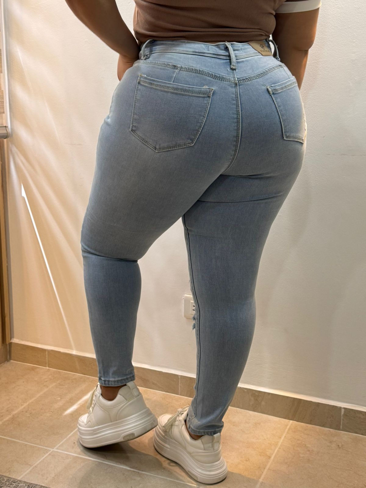 Skinny claro con rotos - Tela Strech